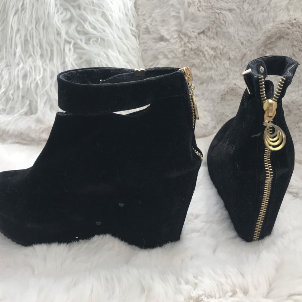 women high heel shoe